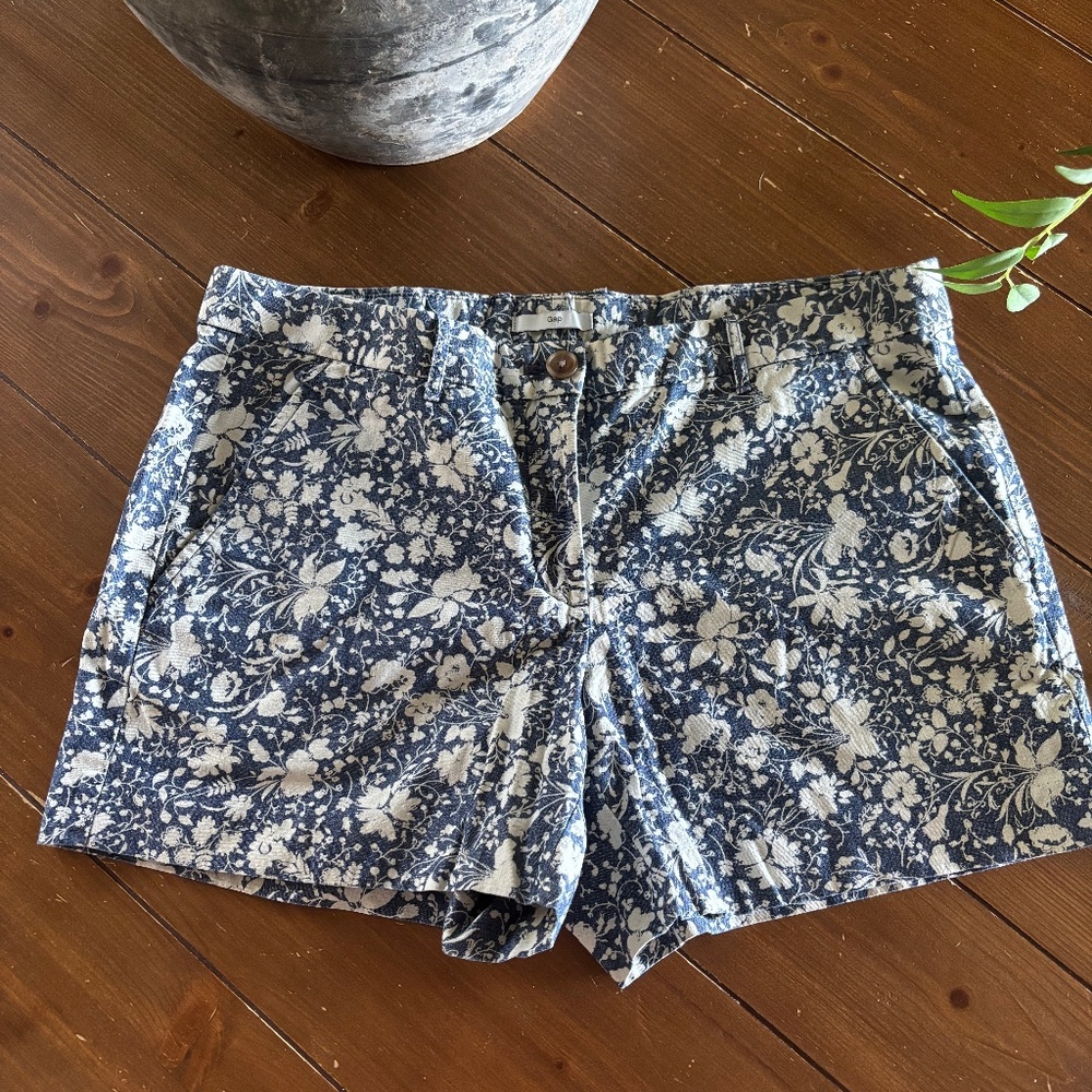 Dark Chambray Floral Shorts – Soft Denim Feel, Belt Loops, Pockets – Effortless